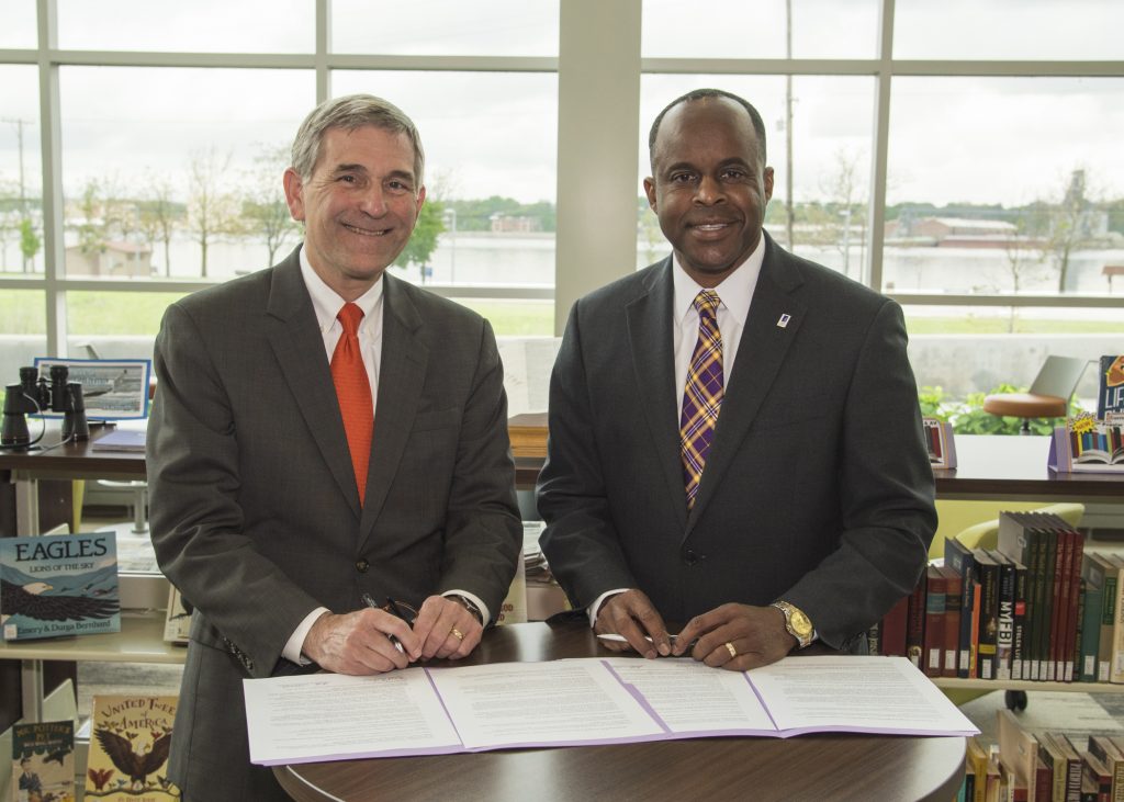 Wartburg College President Darrel Colson and Western Illinois University President Jack Thomas sign the Memorandum of Understanding between the institutions. (Photo courtesy of Western Illinois University)