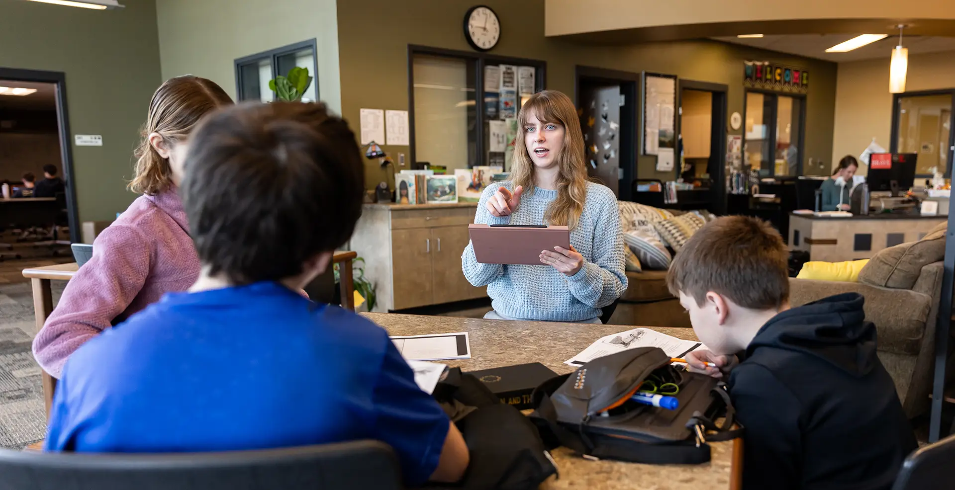 Wartburg student tutoring younger students in German