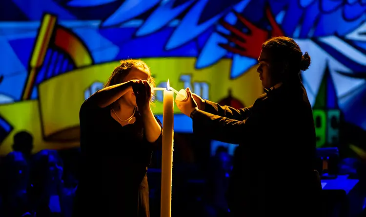 Students lighting candles at Christmas with Wartburg 2024