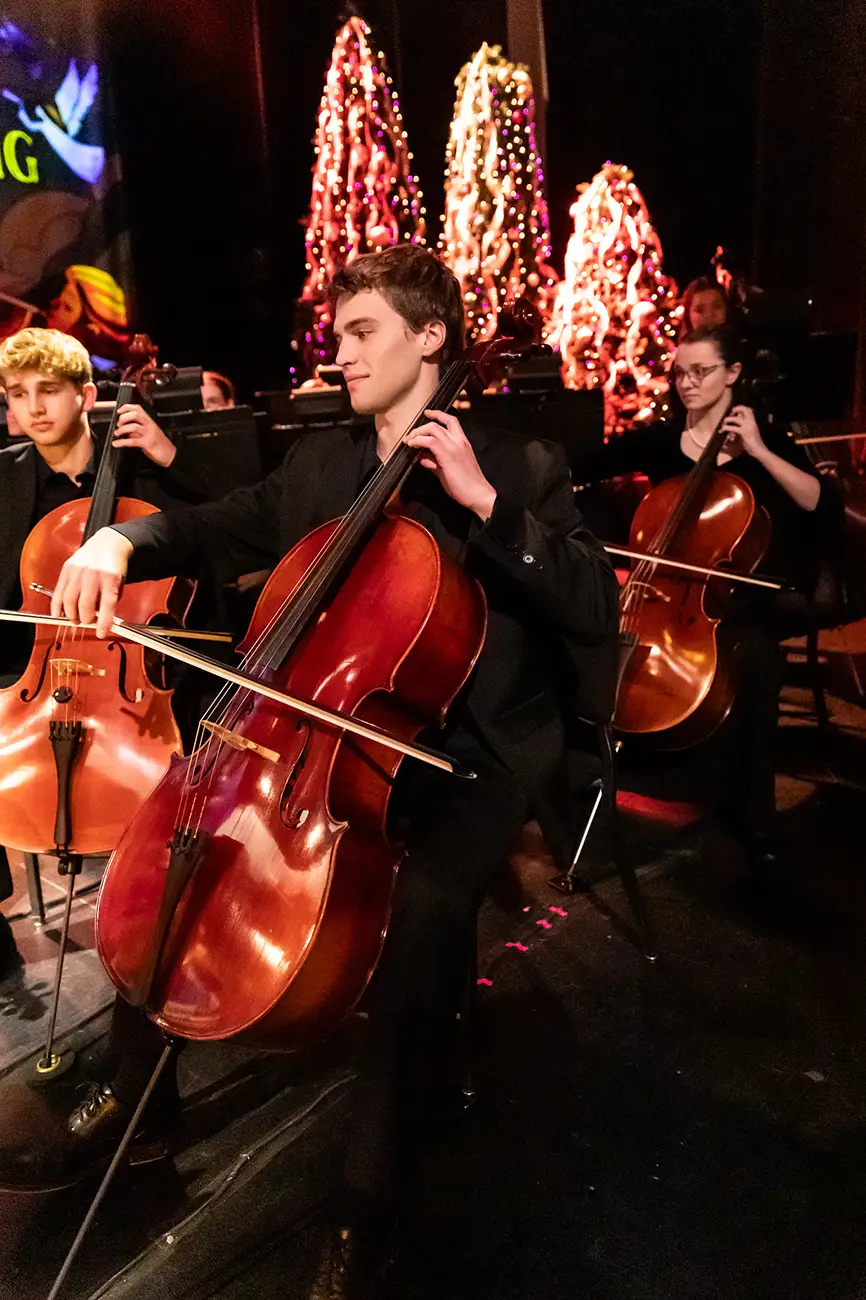 Cello player in Christmas with Wartburg 2024