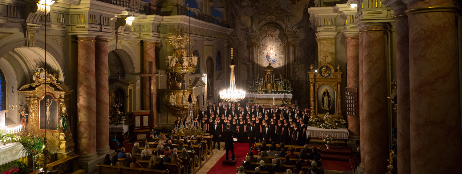 Wartburg Choir performing in Europe